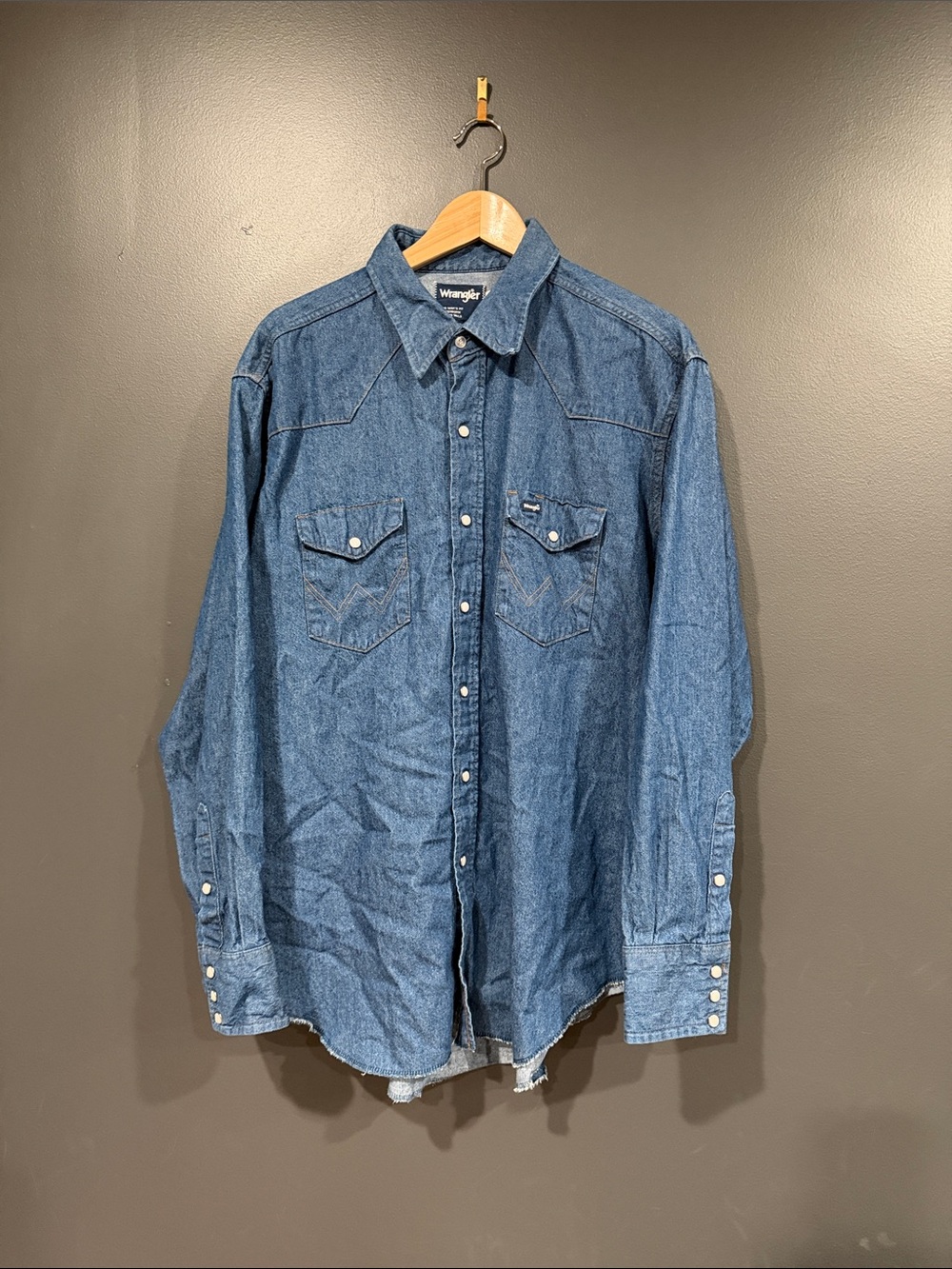 Wrangler Men's Denim Button-Down Western Shirt in Blue 18x35